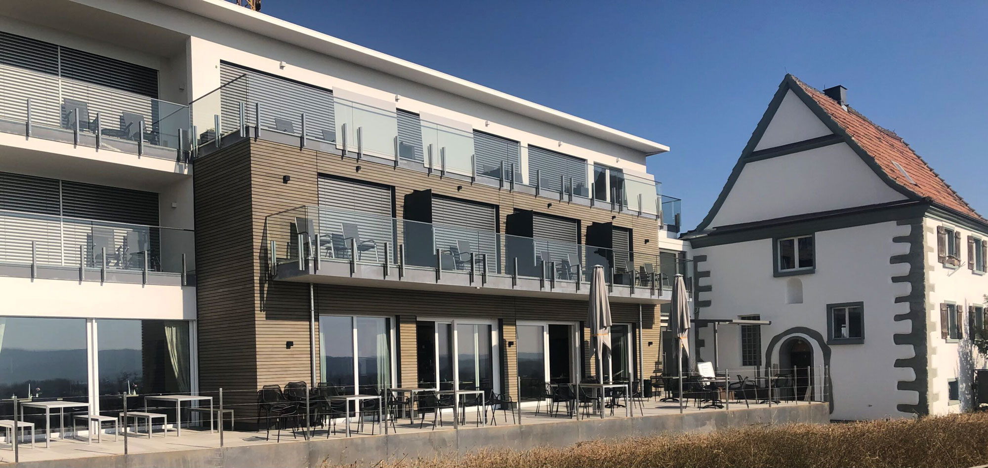 Das alte Bestandsgebäude wurde umfangreich saniert und mit einem modernen Neubau ergänzt.<br>
© Hotel Kapelle GmbH