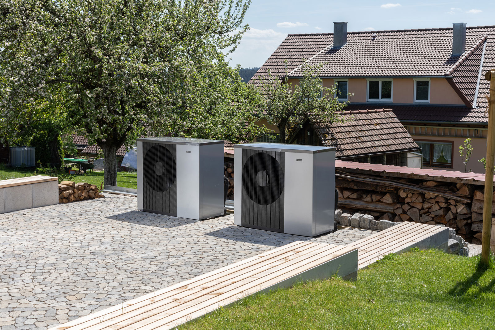 Zuverlässig halten die NIBE Wärmepumpen die beiden Häuser warm. Sie wurden passend zu den klaren Linien des Hauses platziert und optisch in Szene gesetzt – Plus-Energiehäuser Rube/Silzle, Loßburg-Wittendorf