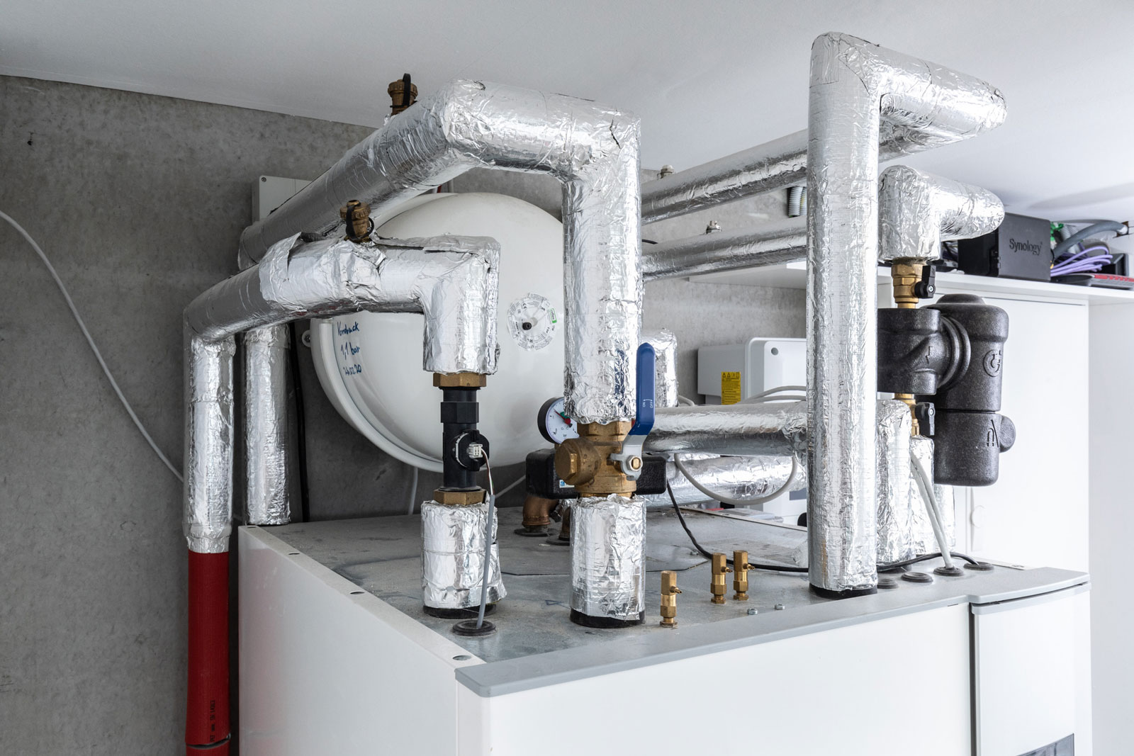 Eine gute Isolierung der Rohre minimiert Energieverluste – Plus-Energiehäuser Rube/Silzle, Loßburg-Wittendorf