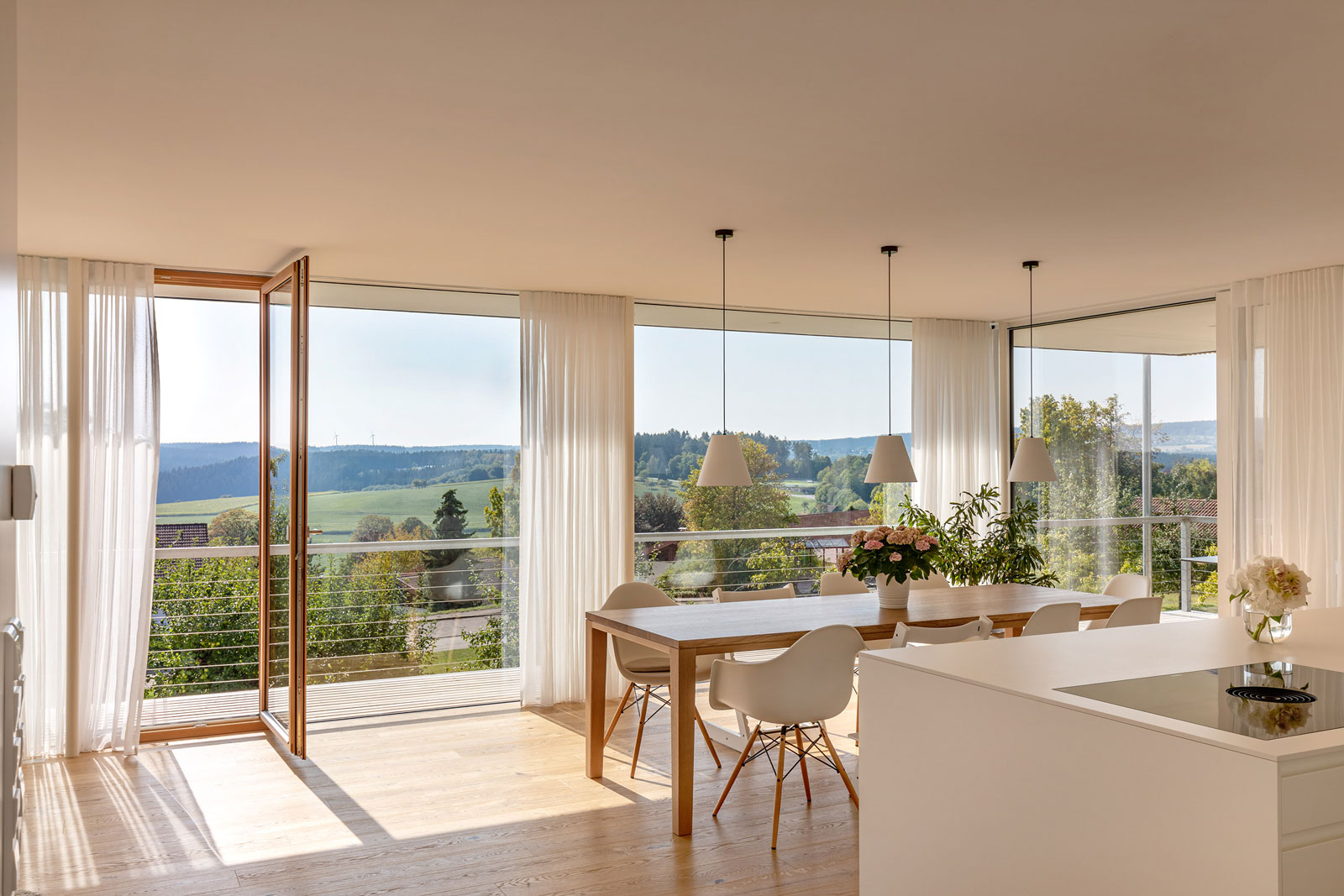 Der Ausblick vom Esszimmer in die grüne Natur des Schwarzwaldes ist herrlich – Plus-Energiehäuser Rube/Silzle, Loßburg-Wittendorf