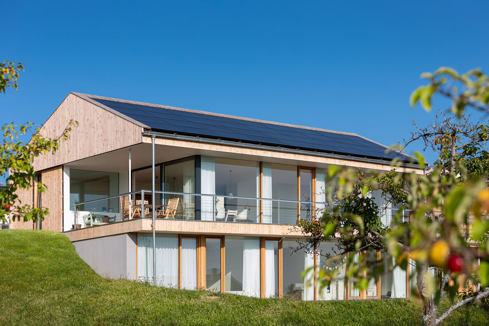 Das Haus liegt in einem idyllischen Garten – Plus-Energiehäuser Rube/Silzle, Loßburg-Wittendorf