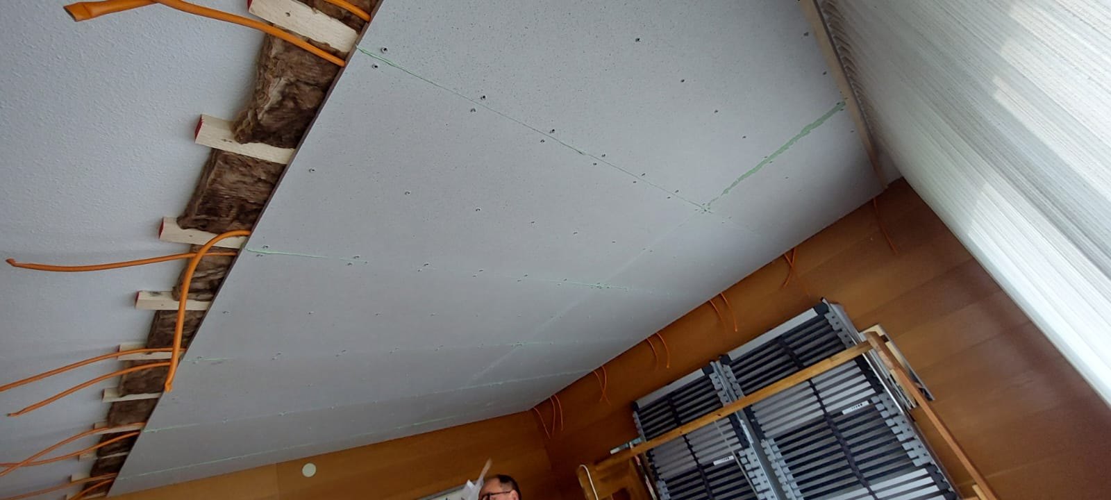 Deckenheizung im Aufbau im bewohnten Bestandsgebäude