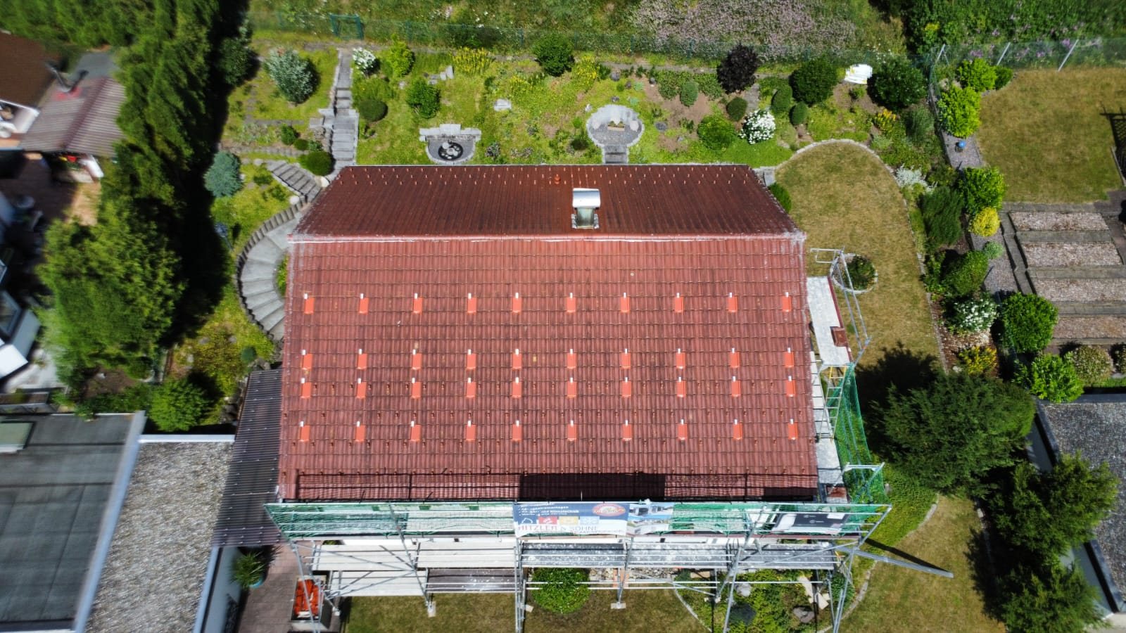 Referenz Dolata: Vorher: das Haus aus der Luft – das Gerüst steht, das Dach ist noch ohne Module