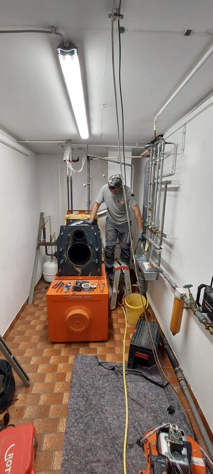 Referenz Dolata: Vorher: der alte Ölkessel im Heizraum (rund 2.400 Liter Heizöl pro Jahr)