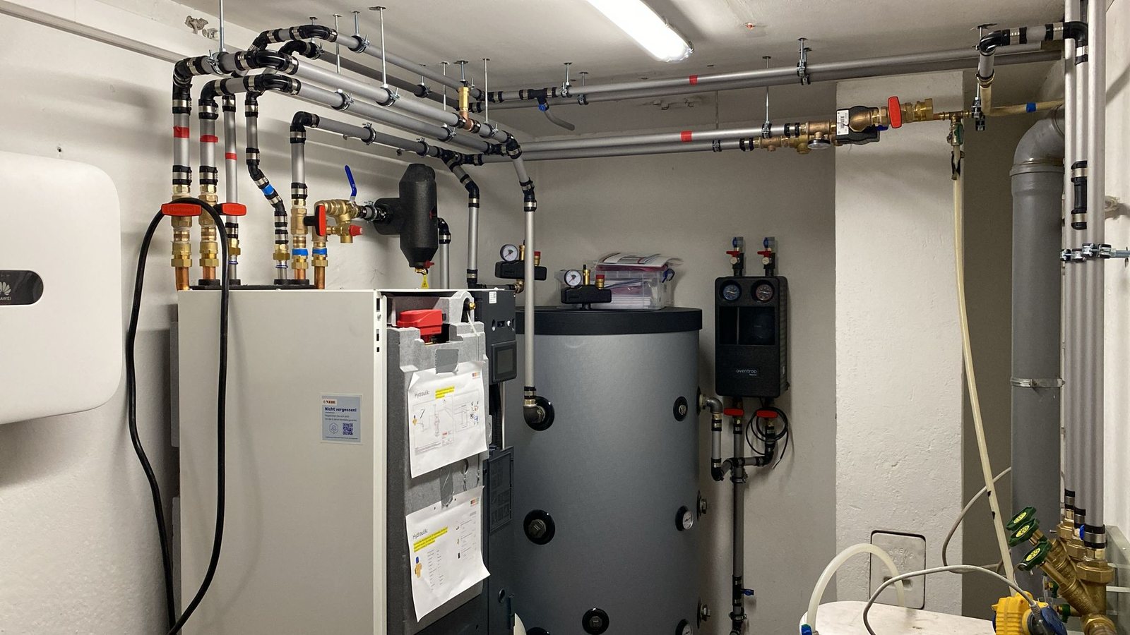 Referenz Dolata: Nachher: Sole-Wärmepumpe und Speicher stehen geschützt im Haus – kein Außengerät