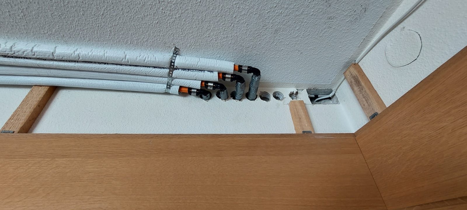Referenz Dolata: Leitungsführung der Deckenheizung entlang der Wand
