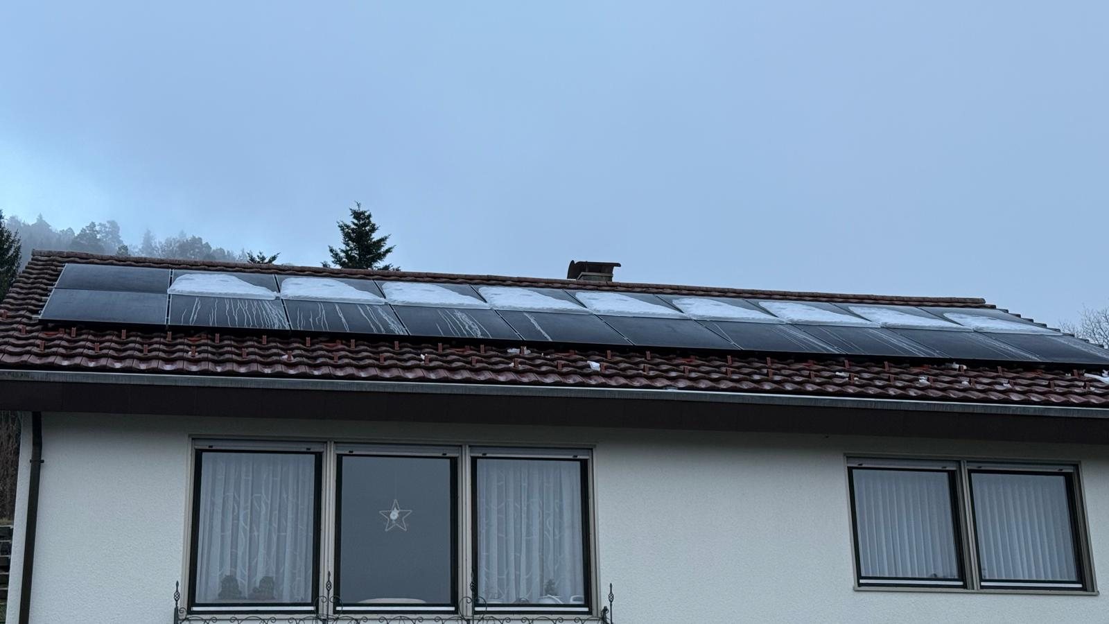 Referenz Dolata: Nachher: 20 PVT-Module – von außen wie eine normale PV-Anlage