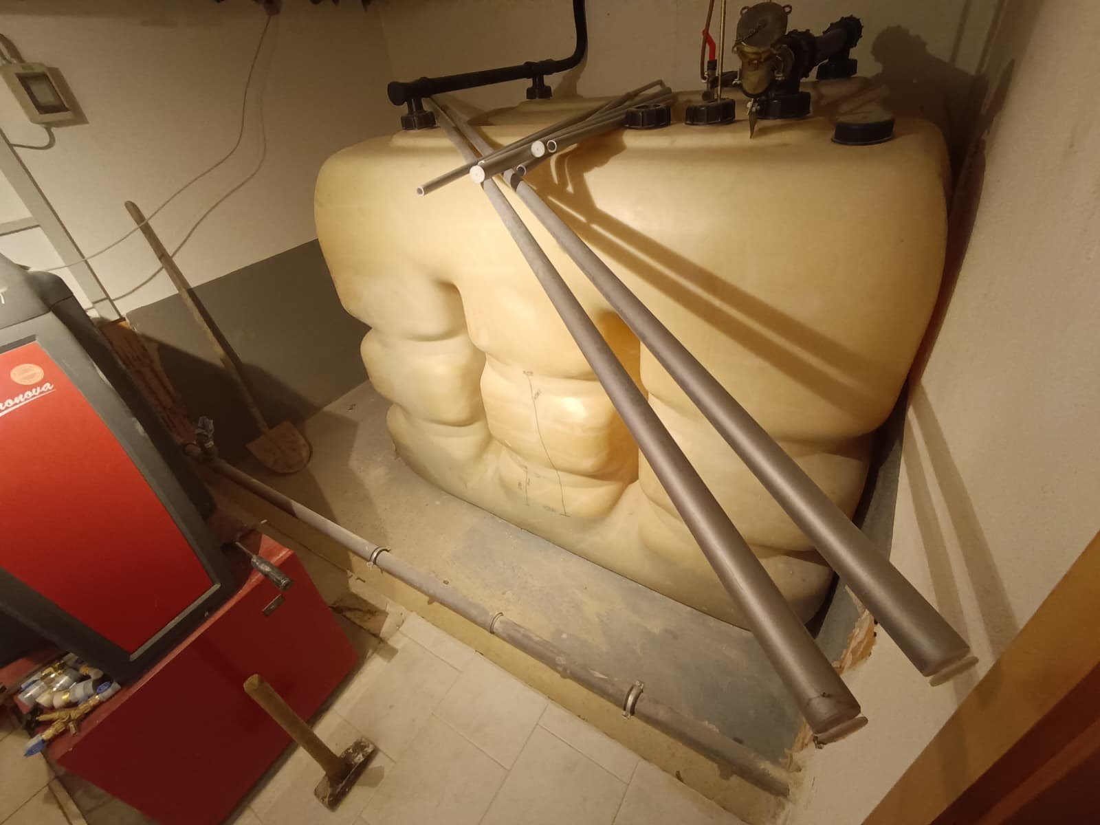 Alter Öltank im Keller vor der Umstellung auf Wärmepumpe