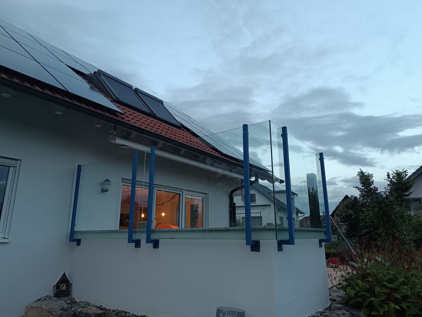 Referenz Weiss: Nachher: das Haus mit neuer PV-Anlage am Abend