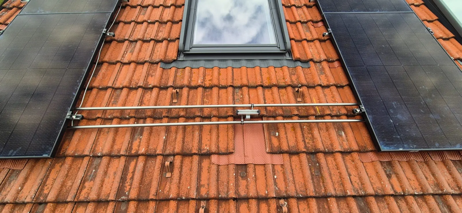 Referenz Neuhausen ob Eck: Soleleitungen zwischen den Modulfeldern unter dem Dachfenster