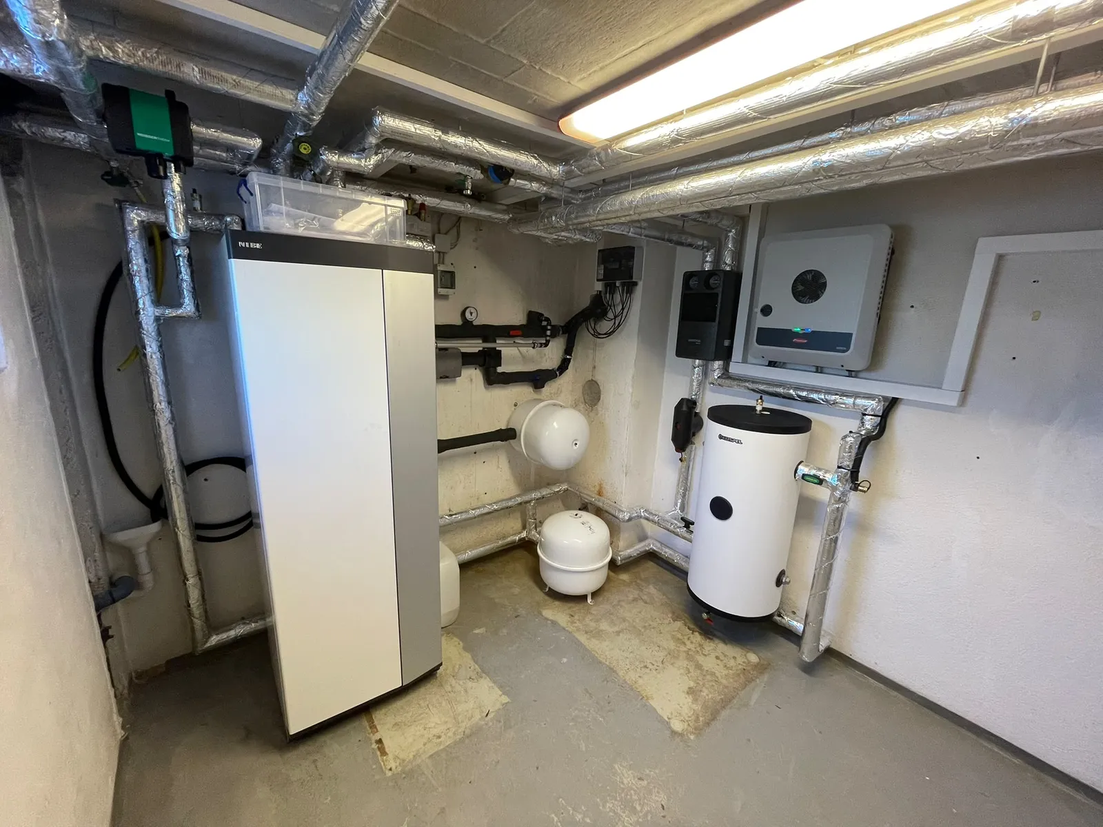 Referenz Neuhausen ob Eck: Technikraum mit NIBE S1256 Sole-Wärmepumpe, Warmwasserspeicher und Fronius-Wechselrichter