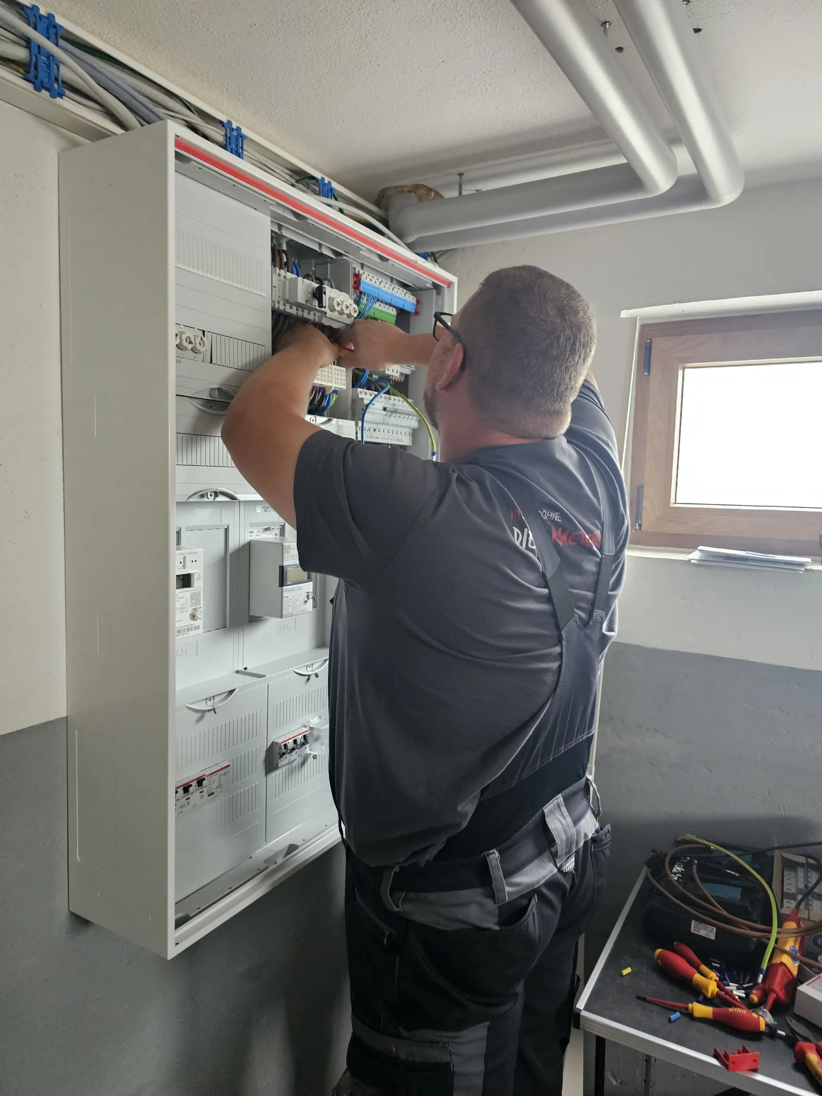 Referenz Neuhausen ob Eck: Elektroinstallation: neuer Zählerschrank für Wärmepumpe und Photovoltaik