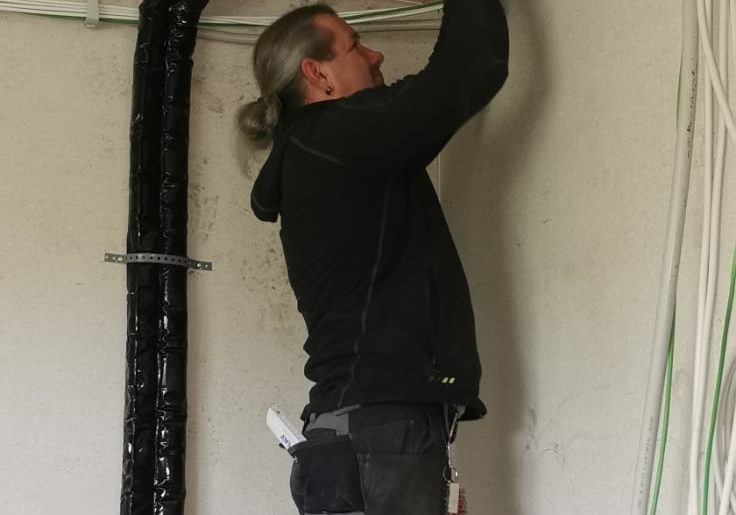 In diesem Projekt haben wir die Installation der Lüftungsleitungen übernommen und die Anschlüsse sauber in die Decke integriert.